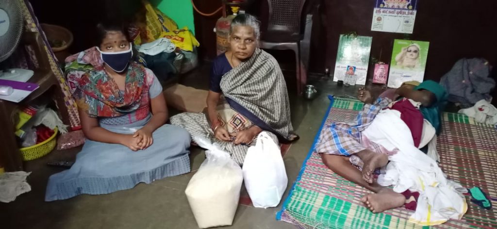 Menaka distributing rationing kits to elders in need